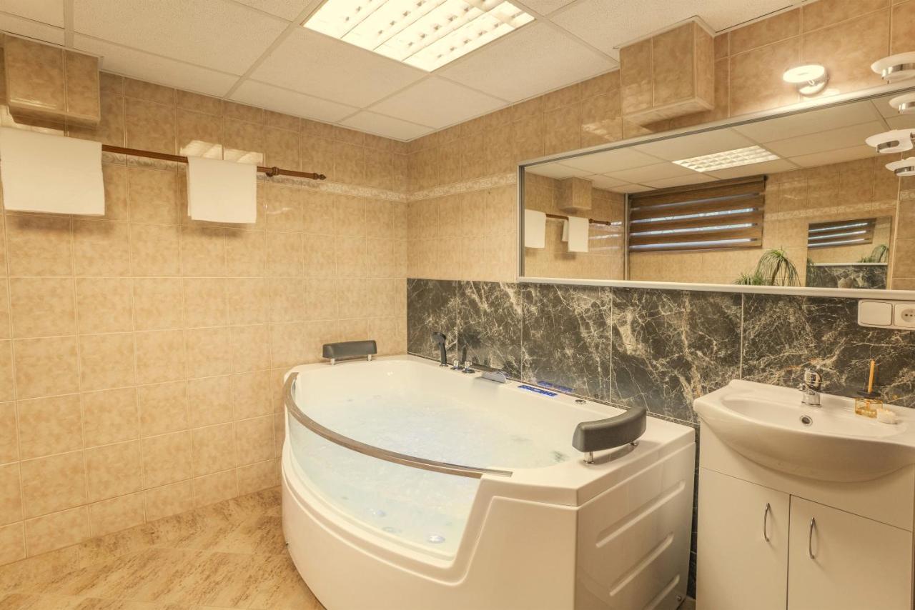 Wellness Studio! Finnish Sauna, Whirlpool, Gym & More! Prague Exterior photo